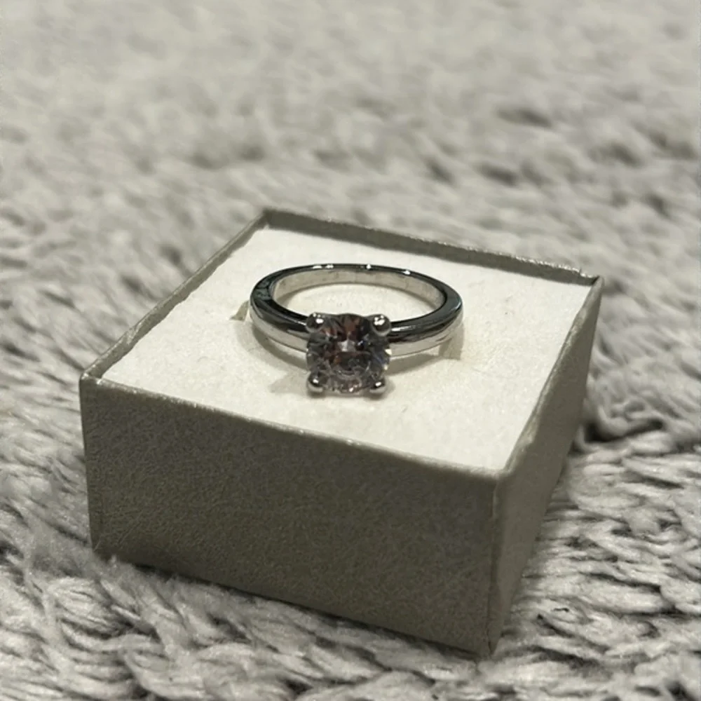 Costume Jewelry size 8 solitaire ring